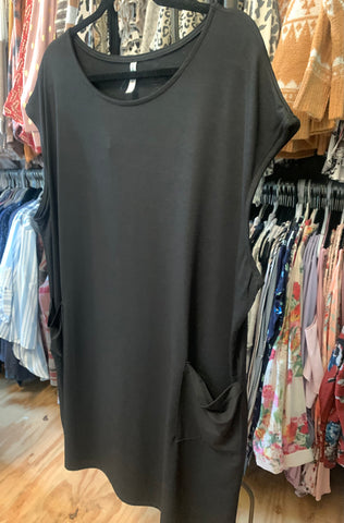 Black plus size dress in curvy sizes, perfect for graduation party